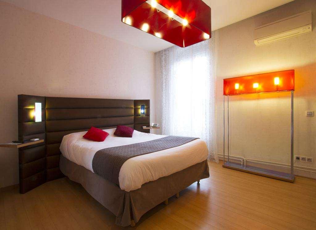 Brit Hotel Roanne - Le Grand Hotel Номер фото